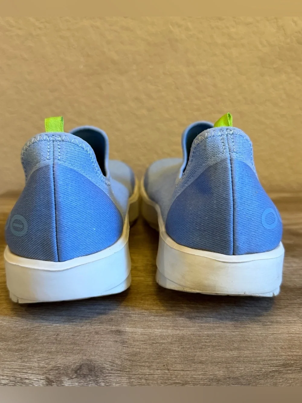 Oofos Oomg eeZe Low Sport Recovery Shoes Denim Light Blue Womens Size 9